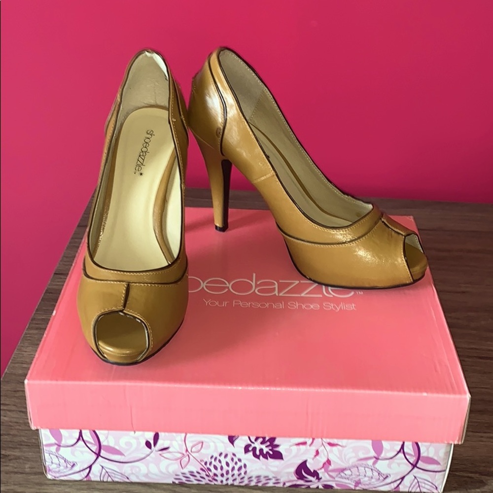 Tan shoedazzle heels